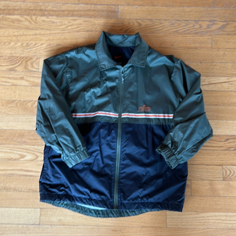 Boys Med Nike light weight lined jacket. Non smoking home. In great condition